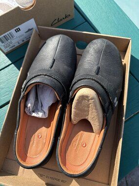 Clarks Un Loop Ease Leather Clogs